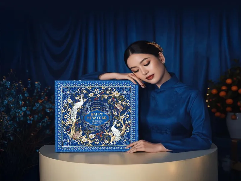 Chiến lược thiết kế hộp quà Tết 2026: Phủ mờ hay phủ bóng để tối ưu nhận diện?