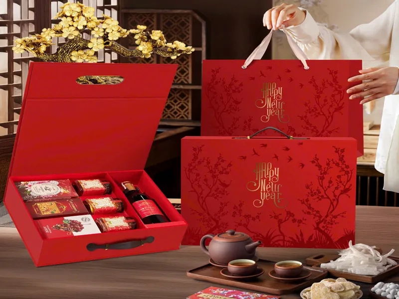 Trải nghiệm sự khác biệt của kỹ thuật in lụa và ép kim trên mẫu vỏ hộp quà Tết vali đỏ chim hoa.