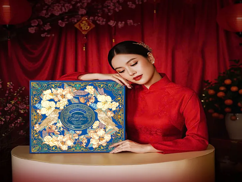 Vỏ hộp quà Tết vali xanh ngọc chim công – Minh chứng cho kỹ thuật gia công xịn tại In Đất Phương Nam