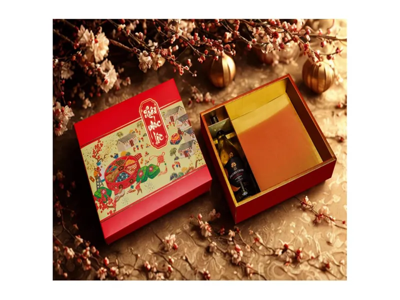 BST hộp đựng quà Tết 2026 đỏ họa tiết làng quê dân gian đóng nắp