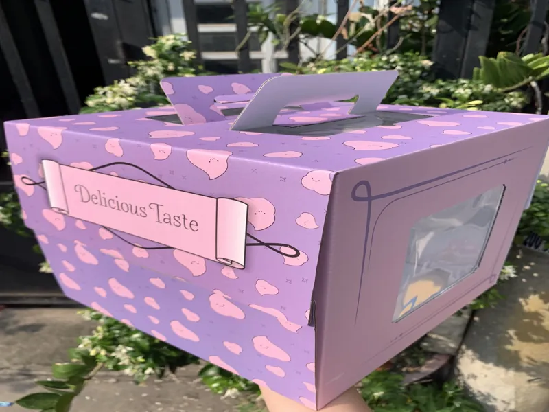 Hộp đựng bánh kem có quai xách tím họa tiết tim ngọt ngào