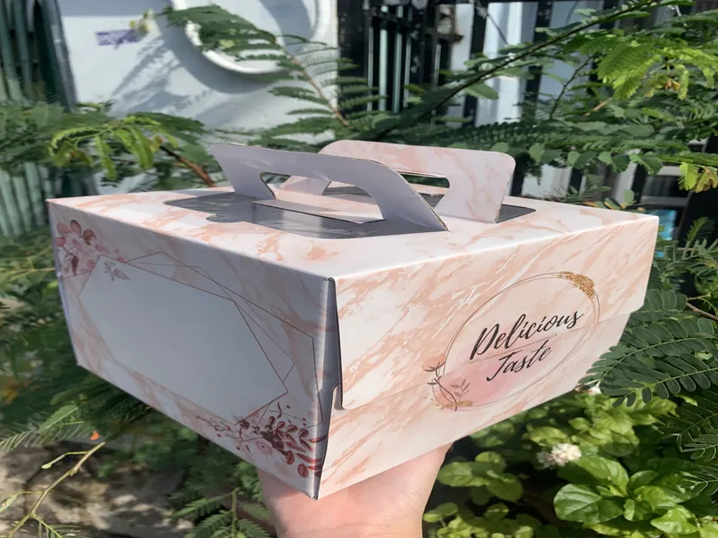 Hộp đựng bánh kem có quai xách vân đá hồng sang trọng