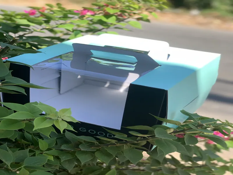 Hộp đựng bánh kem có quai xách xanh phối đen hiện đại