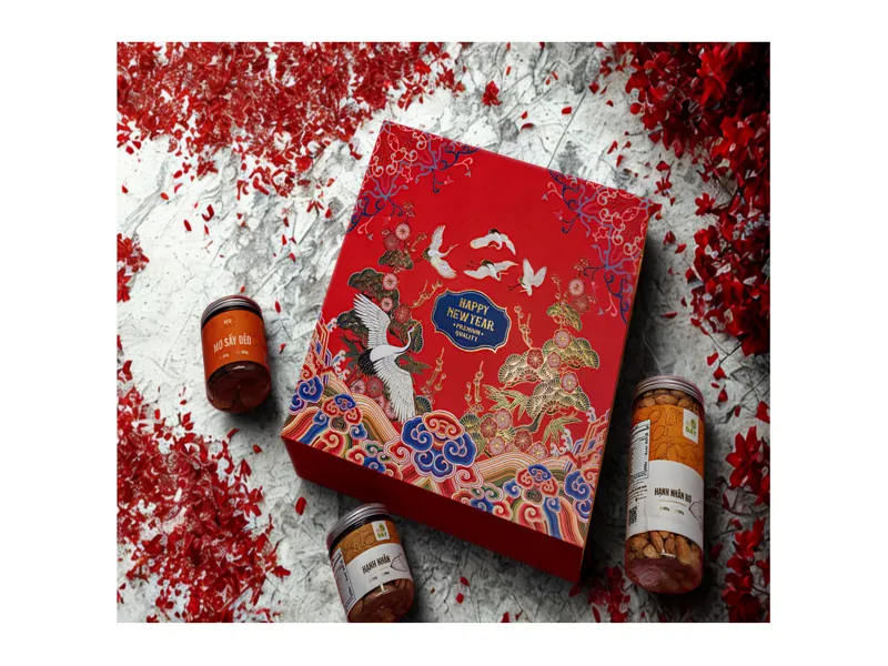 Hộp đựng quà Tết cho doanh nghiệp nhỏ lẻ 2026 họa tiết tùng hạc diên niên đỏ quý phái