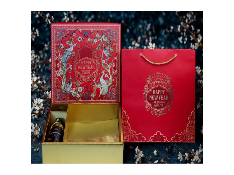 Thiết kế hộp đựng quà Tết đỏ Phú Quý mở nắp với khay định hình chuyên dụng cho rượu vang