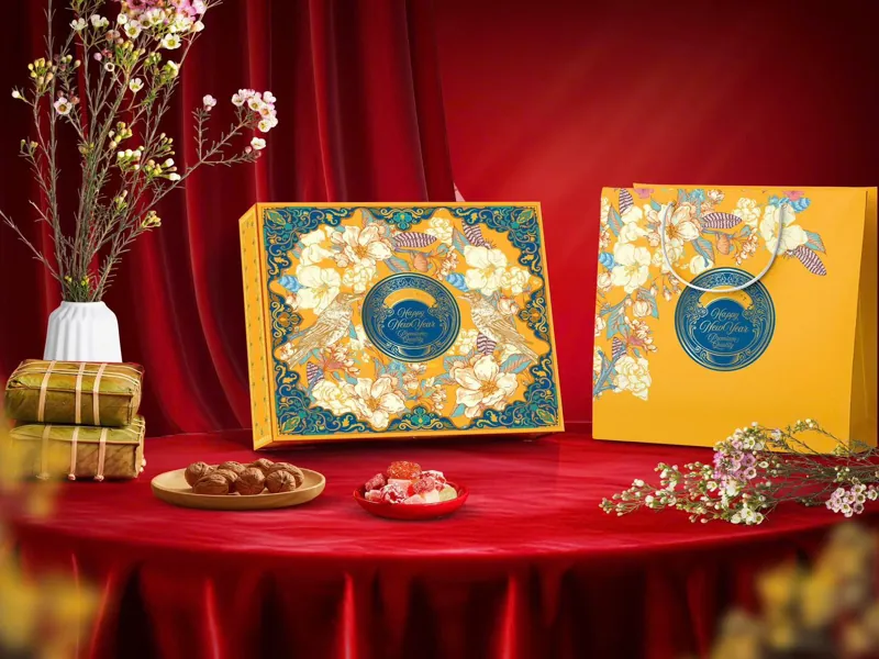 Thiết kế hộp quà Tết Thanh Sương cao cấp màu vàng phú quý với họa tiết hoa xuân thanh tao