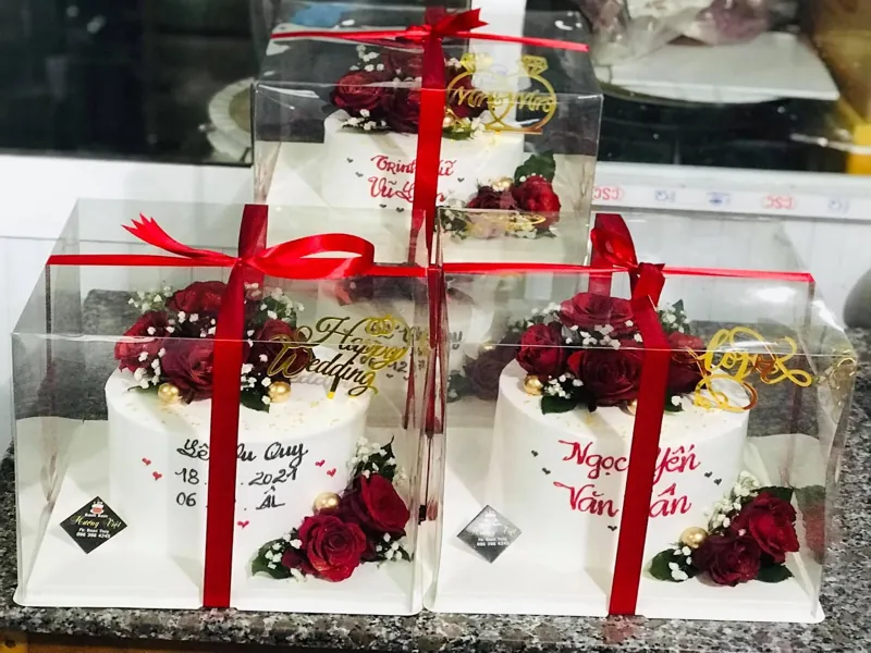 Hộp nhựa đựng bánh kem mica trong suốt cho bánh kem kỷ niệm trang trí hoa hồng đỏ