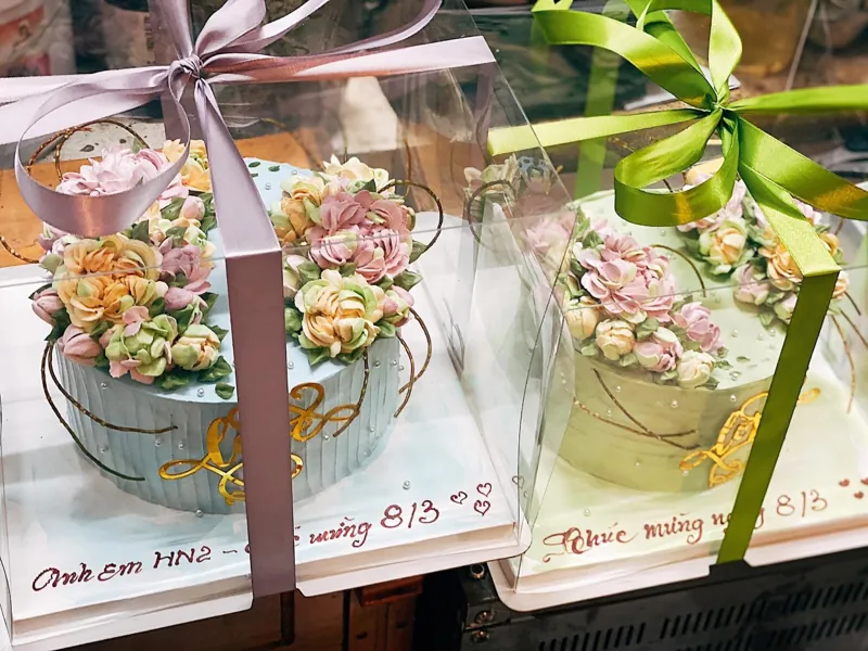 Mẫu hộp nhựa đựng bánh kem trong suốt thắt nơ ruy băng tím và xanh cốm tinh tế