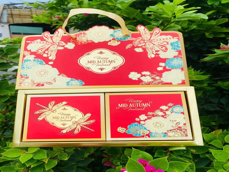 Chi tiết khay đựng bánh bên trong hộp bánh trung thu nắp trượt