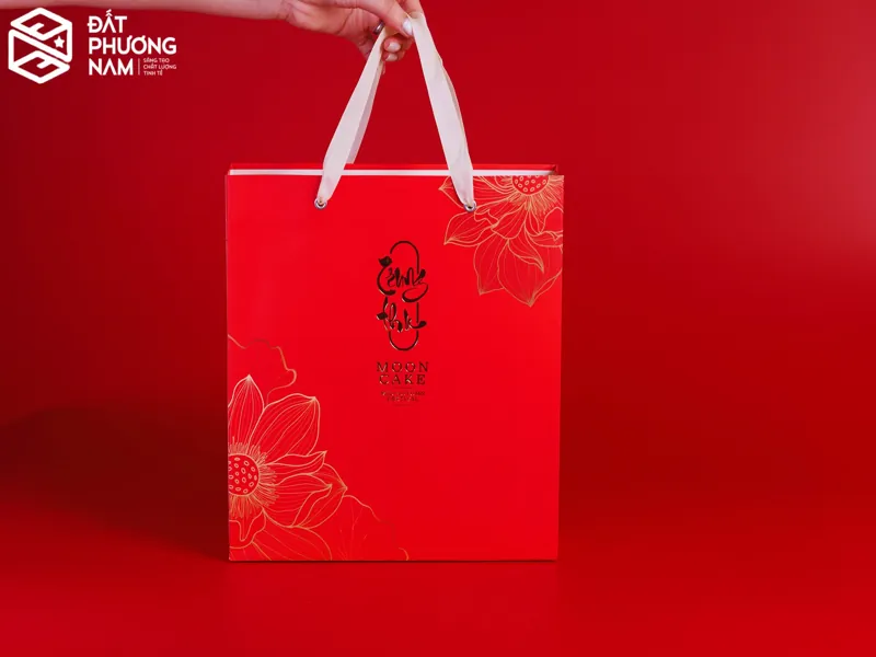 hộp bánh trung thu có quai xách thiết kế tối giản sang trọng