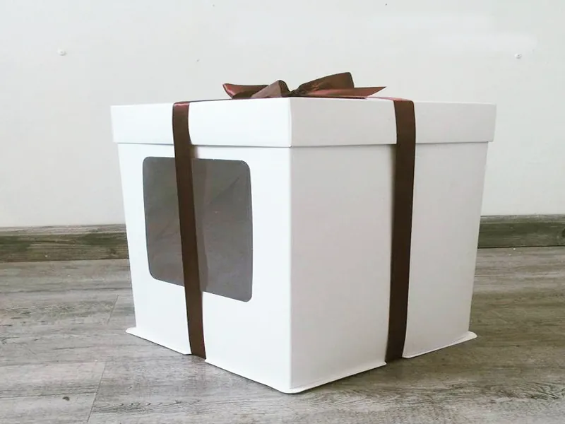 Mẫu hộp đựng bánh kem 2 tầng màu trắng thắt nơ sang trọng