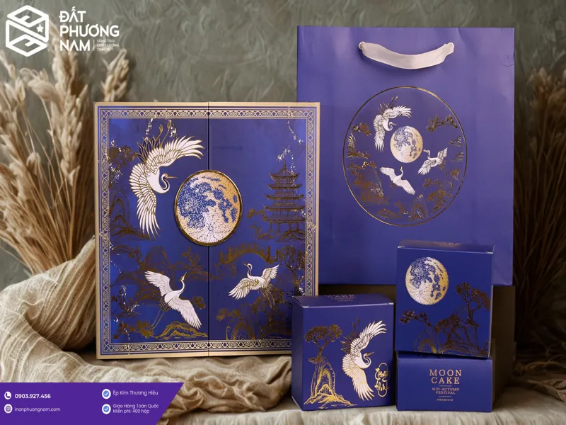 Mẫu hộp đựng bánh trung thu 2026 cao cấp màu xanh dương ép kim chim hạc sang trọng tại In Đất Phương Nam