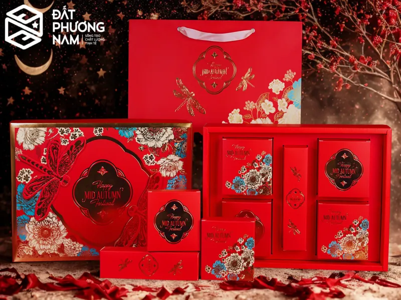 In logo lên hộp đựng bánh trung thu màu đỏ họa tiết chuồn chuồn và hoa cỏ tinh tế