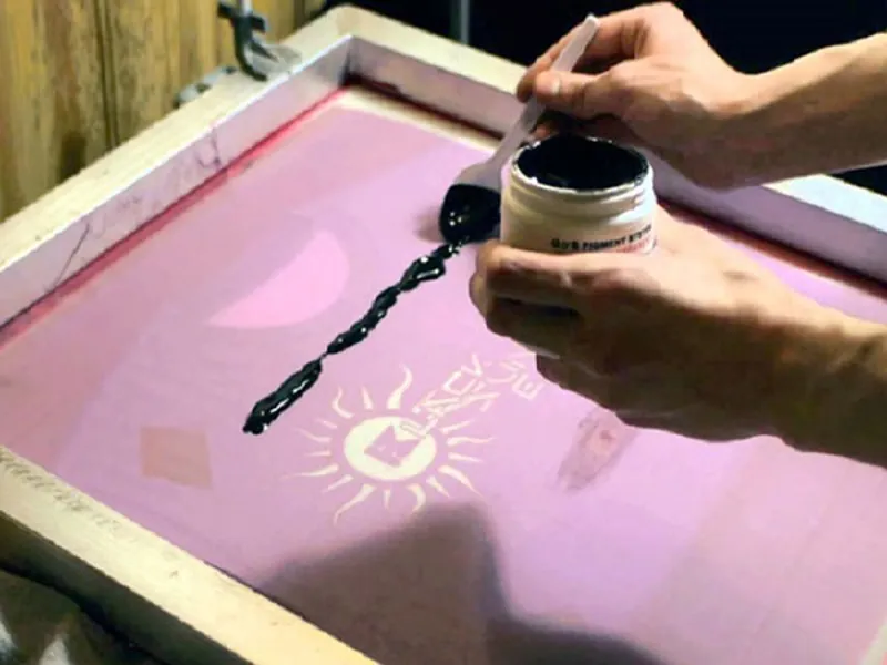 Kỹ thuật in lụa truyền thống làm hộp bánh trung thu