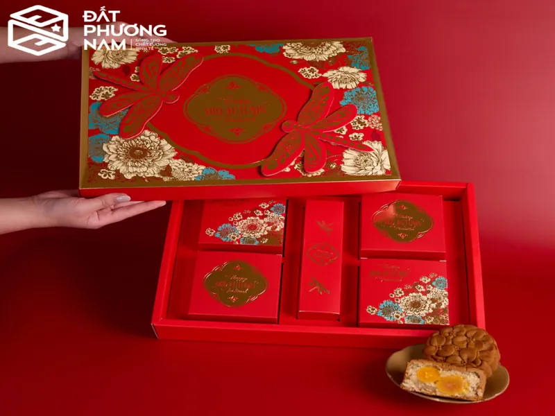 Chi tiết bên trong hộp bánh trung thu 3D chuồn chuồn độc đáo