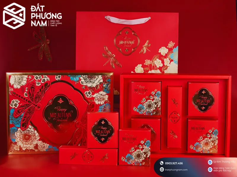 Mẫu hộp quà trung thu màu đỏ ép kim định vị họa tiết chuồn chuồn và hoa mẫu đơn, sản xuất trực tiếp tại xưởng HCM