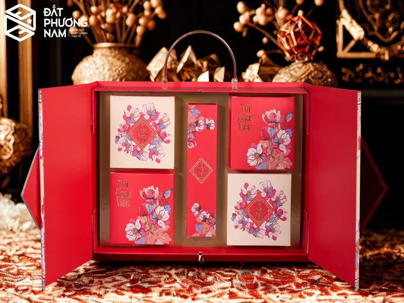 Vì sao nên chọn đặt hộp trung thu tại xưởng mẫu đỏ cao cấp có quai xách hiện đại cho doanh nghiệp